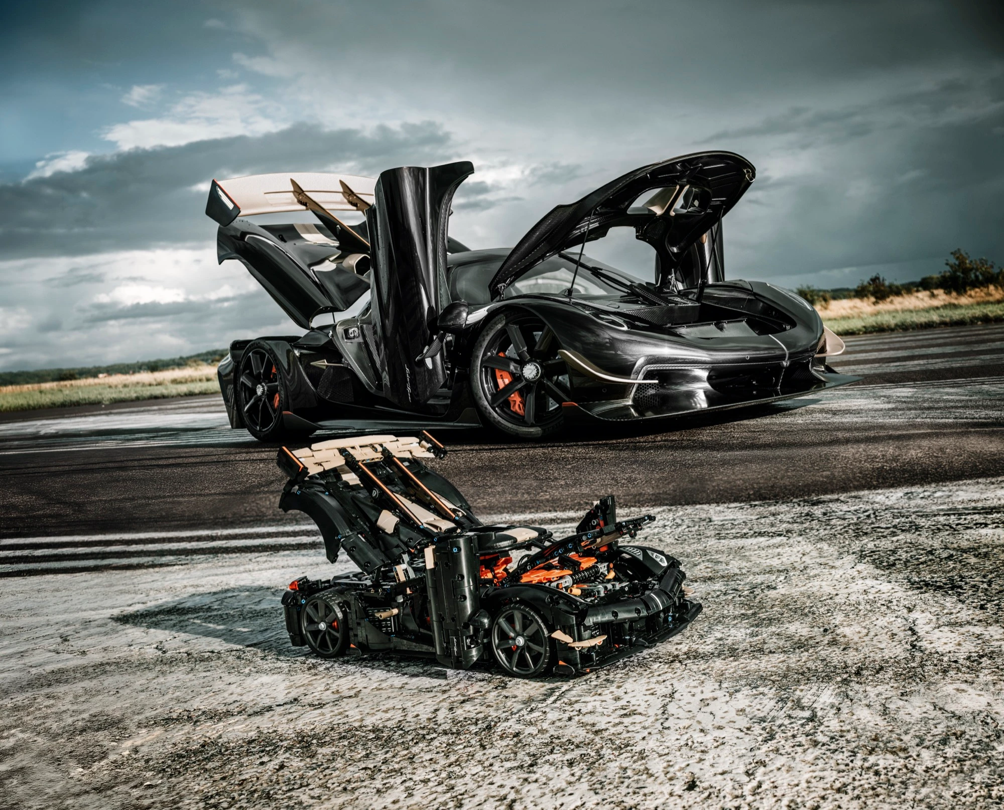 LEGO model a skutečný Koenigsegg s otevřenými dveřmi vedle sebe