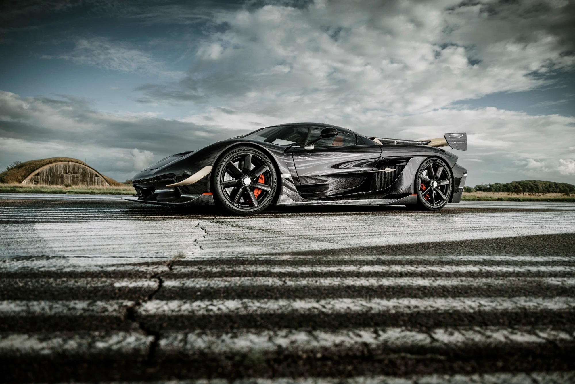 Skutečný Koenigsegg Sadair's Spear z profilu na dráze
