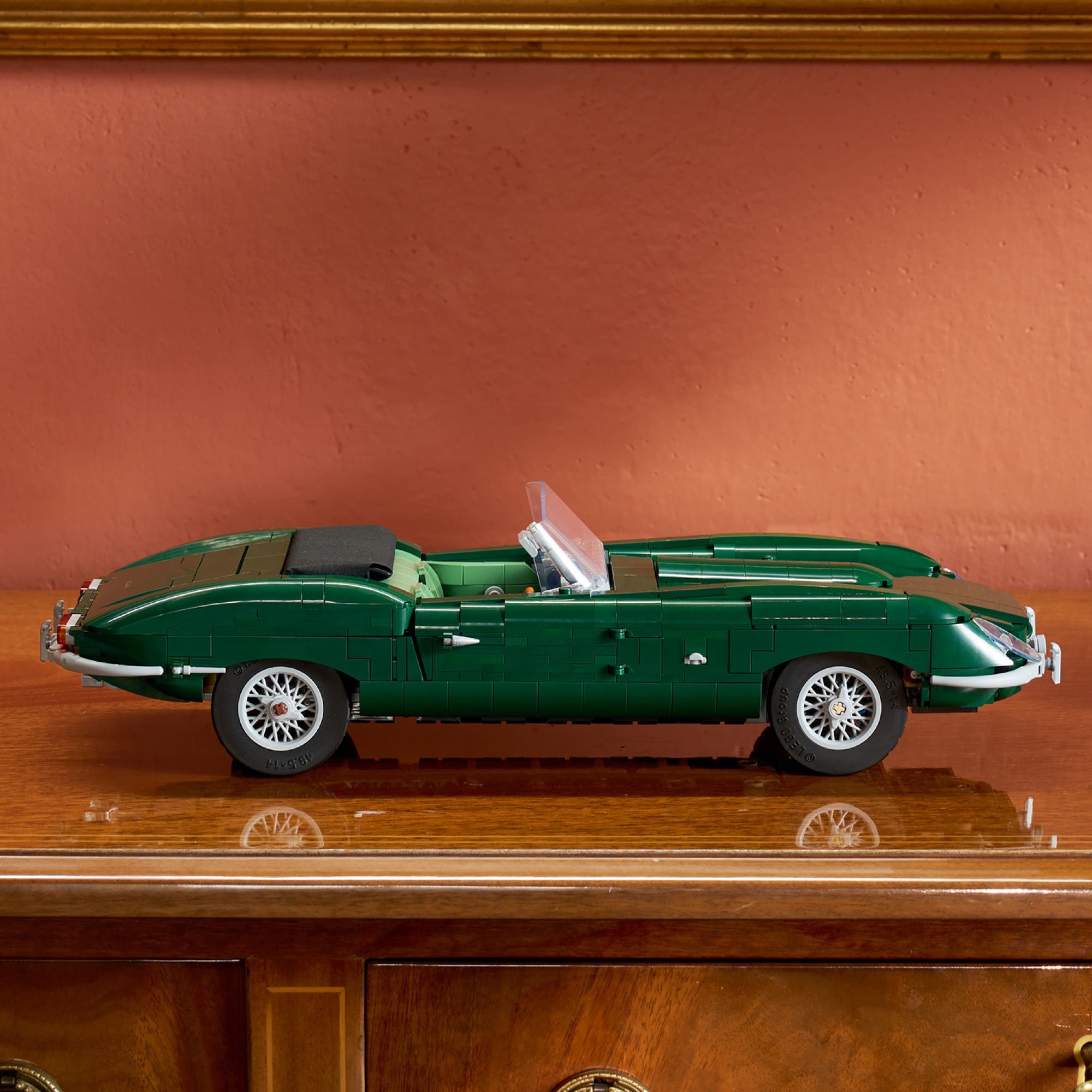Boční profil LEGO Jaguaru E-Type na komodě
