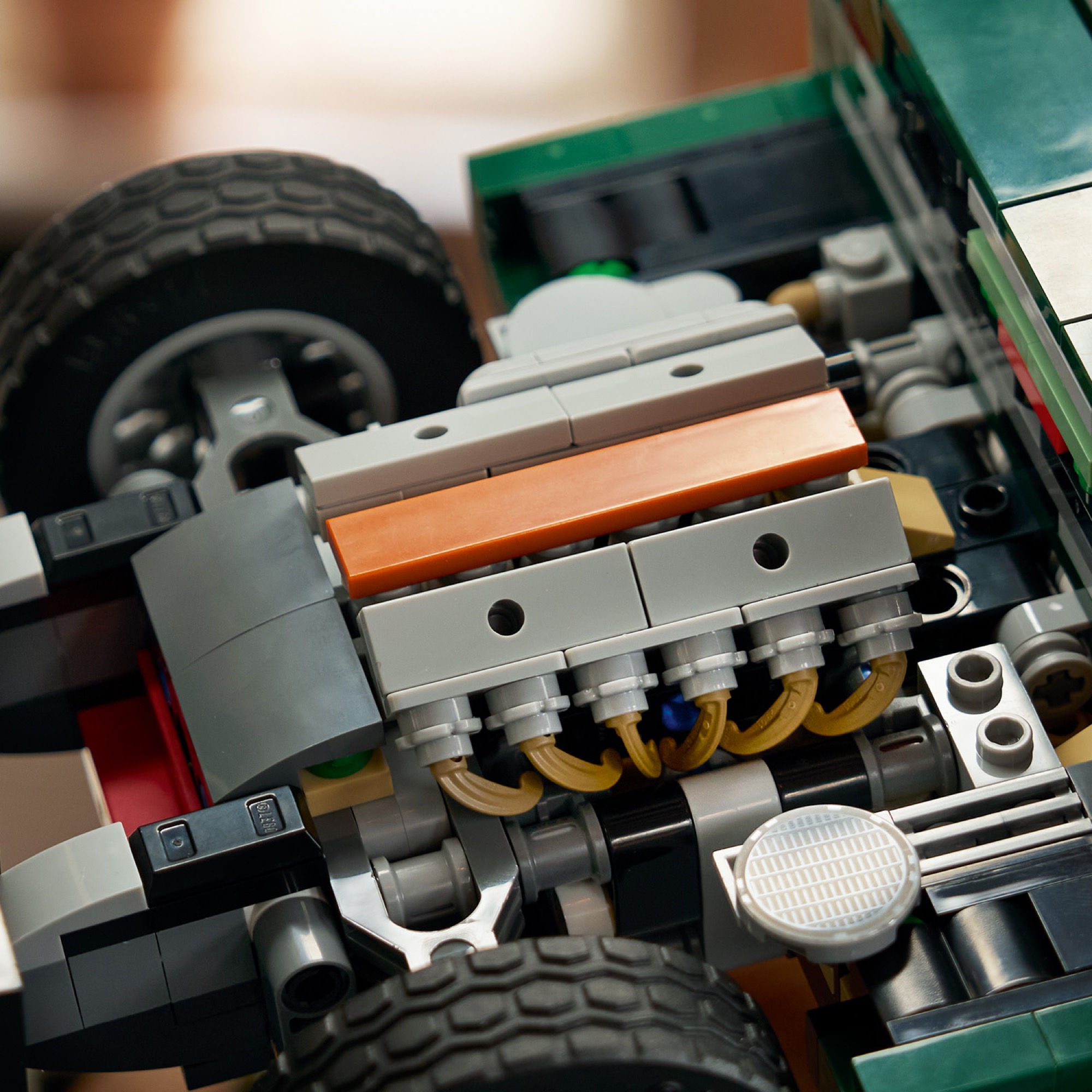 Řadový šestiválec LEGO Jaguaru E-Type s pírky jako svody