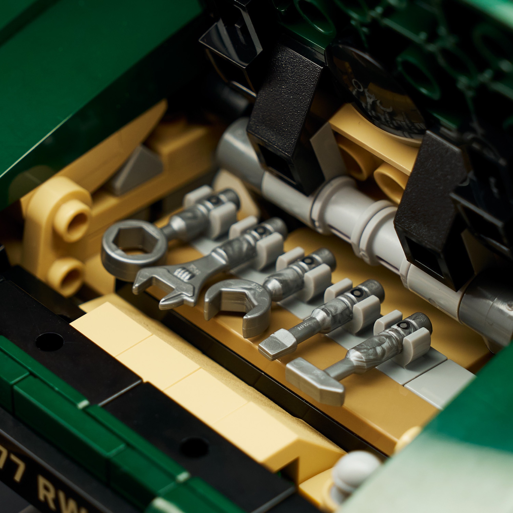 Pětidílná sada nářadí v kufru LEGO Jaguaru E-Type