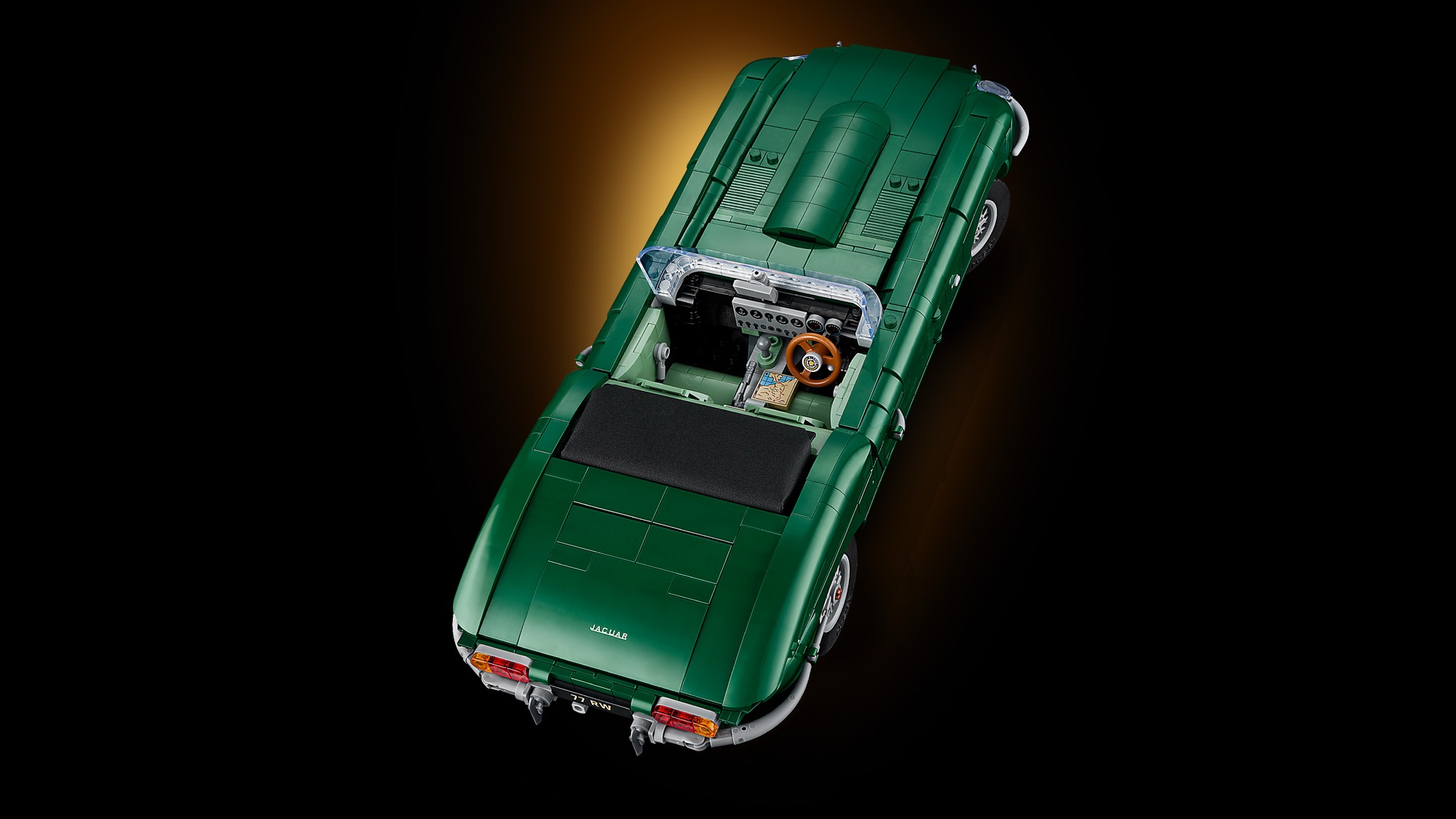 LEGO Jaguar E-Type shora s otevřeným kokpitem