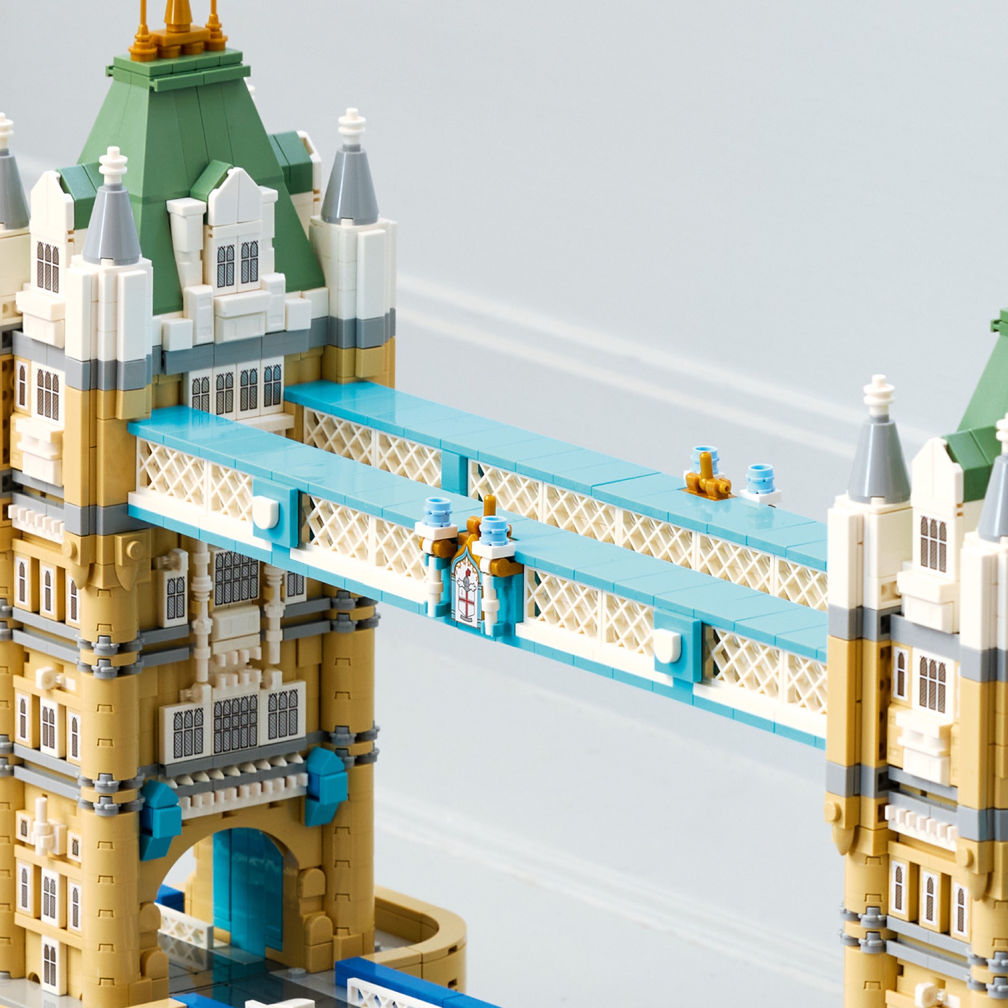 Detail lávky s erbem na modelu LEGO Tower Bridge 21067