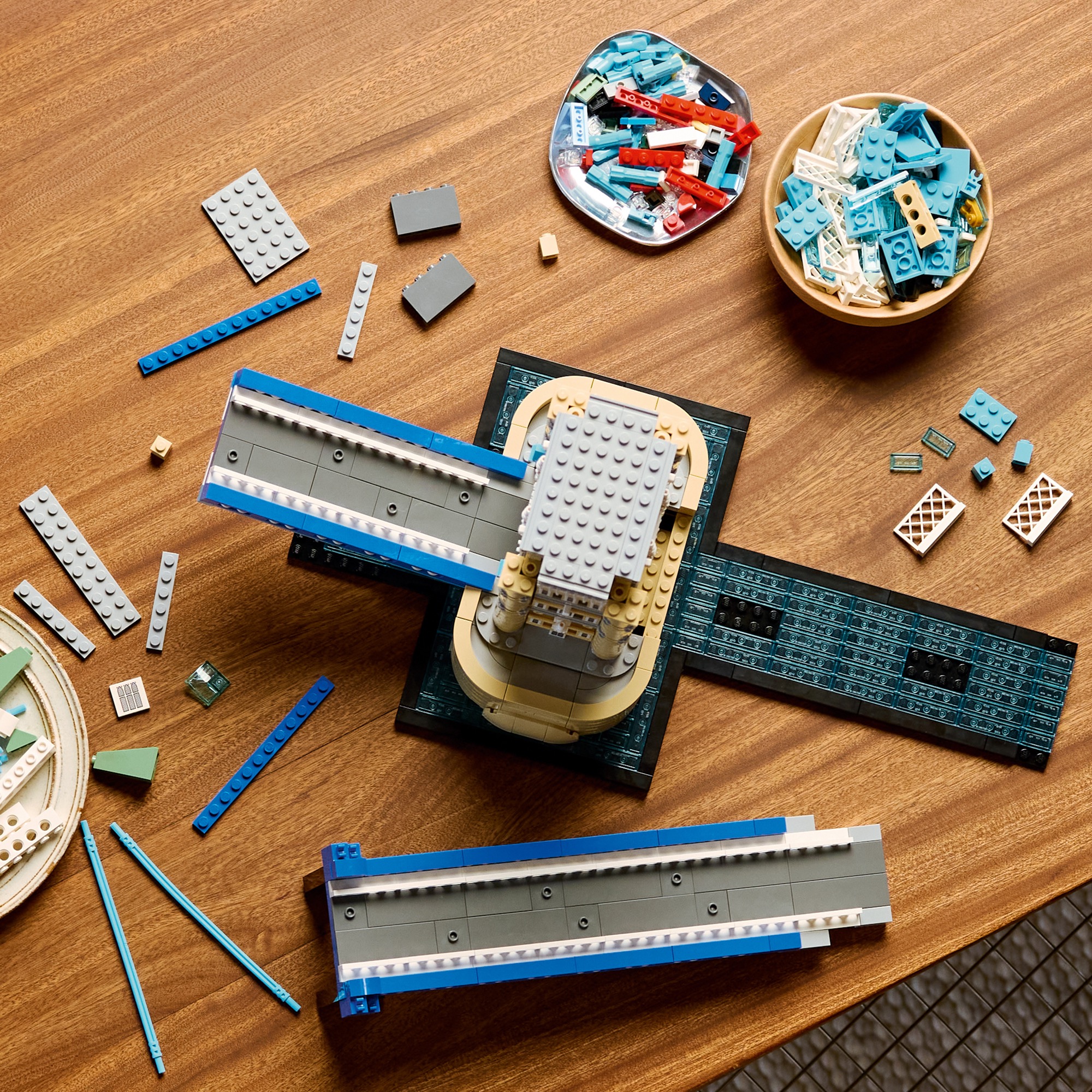 Rozestavěný model LEGO Tower Bridge na stole