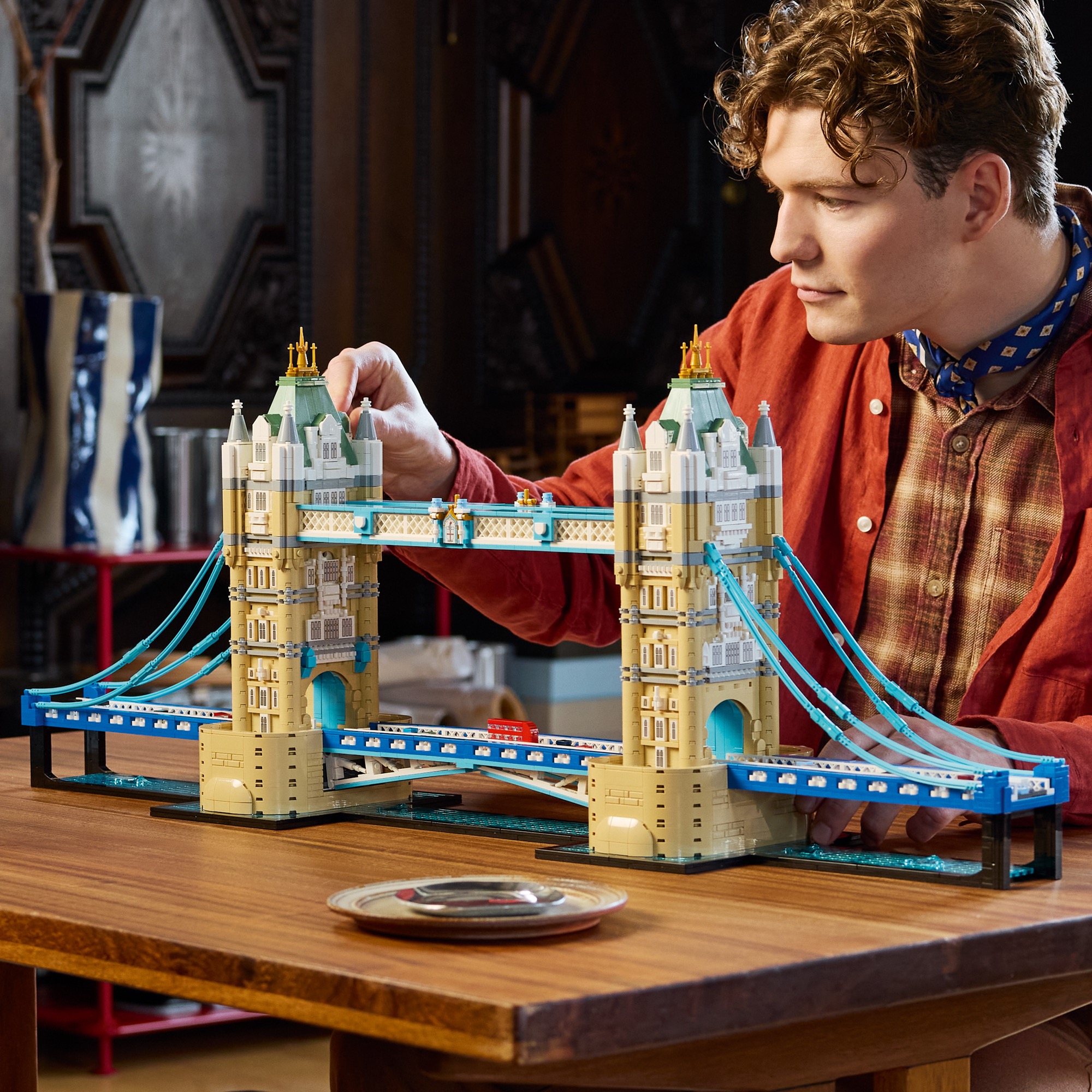 Stavitel usazuje lávku modelu LEGO Tower Bridge