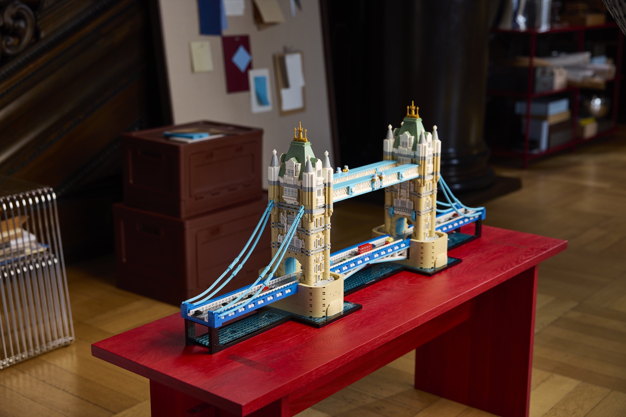 LEGO Architecture Tower Bridge vystavený na červené lavici