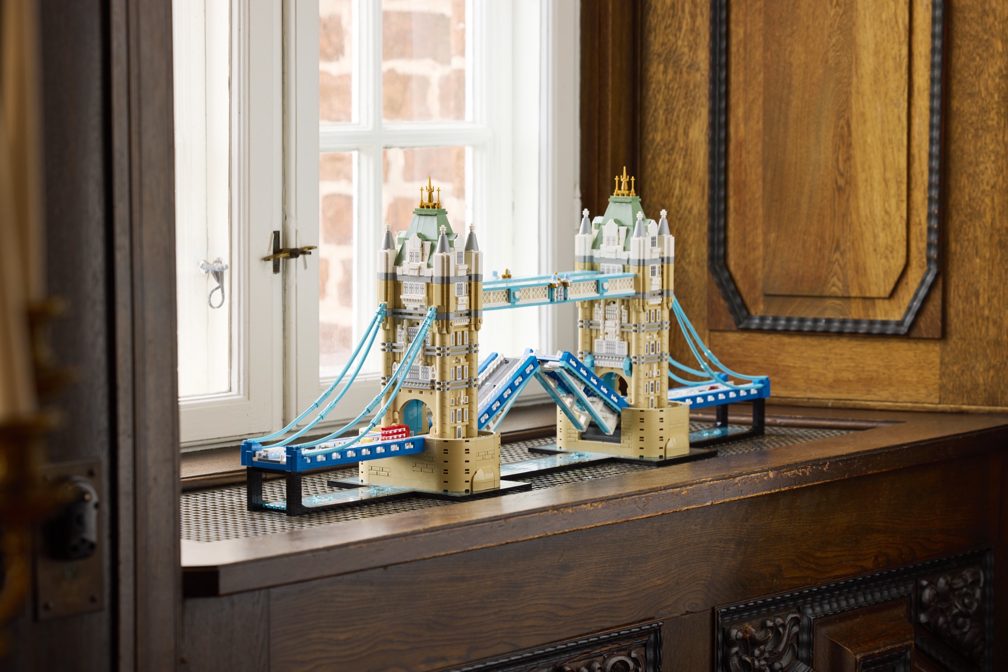 LEGO Tower Bridge s otevřenou mostovkou na okenním parapetu