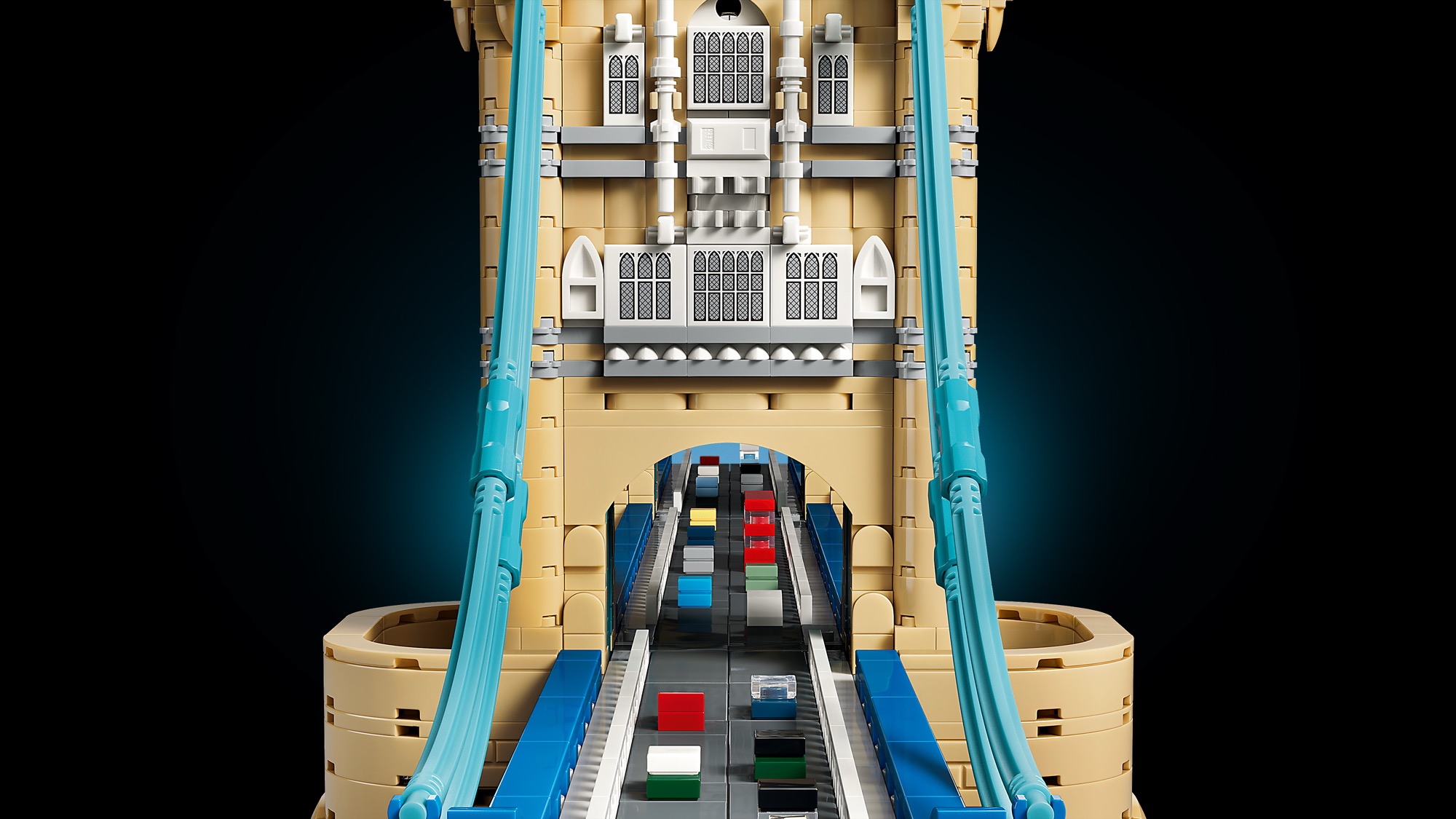 Vozovka s mikroměřítkovými vozidly pod věží LEGO Tower Bridge