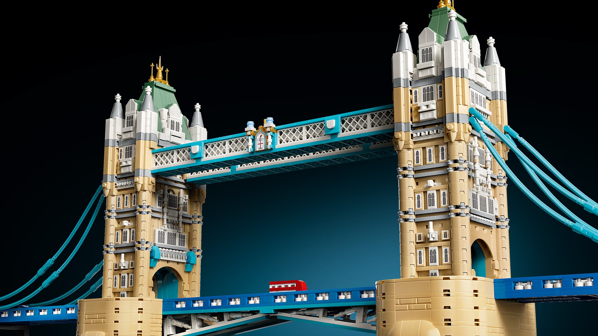 Patrový autobus projíždí po mostě LEGO Tower Bridge