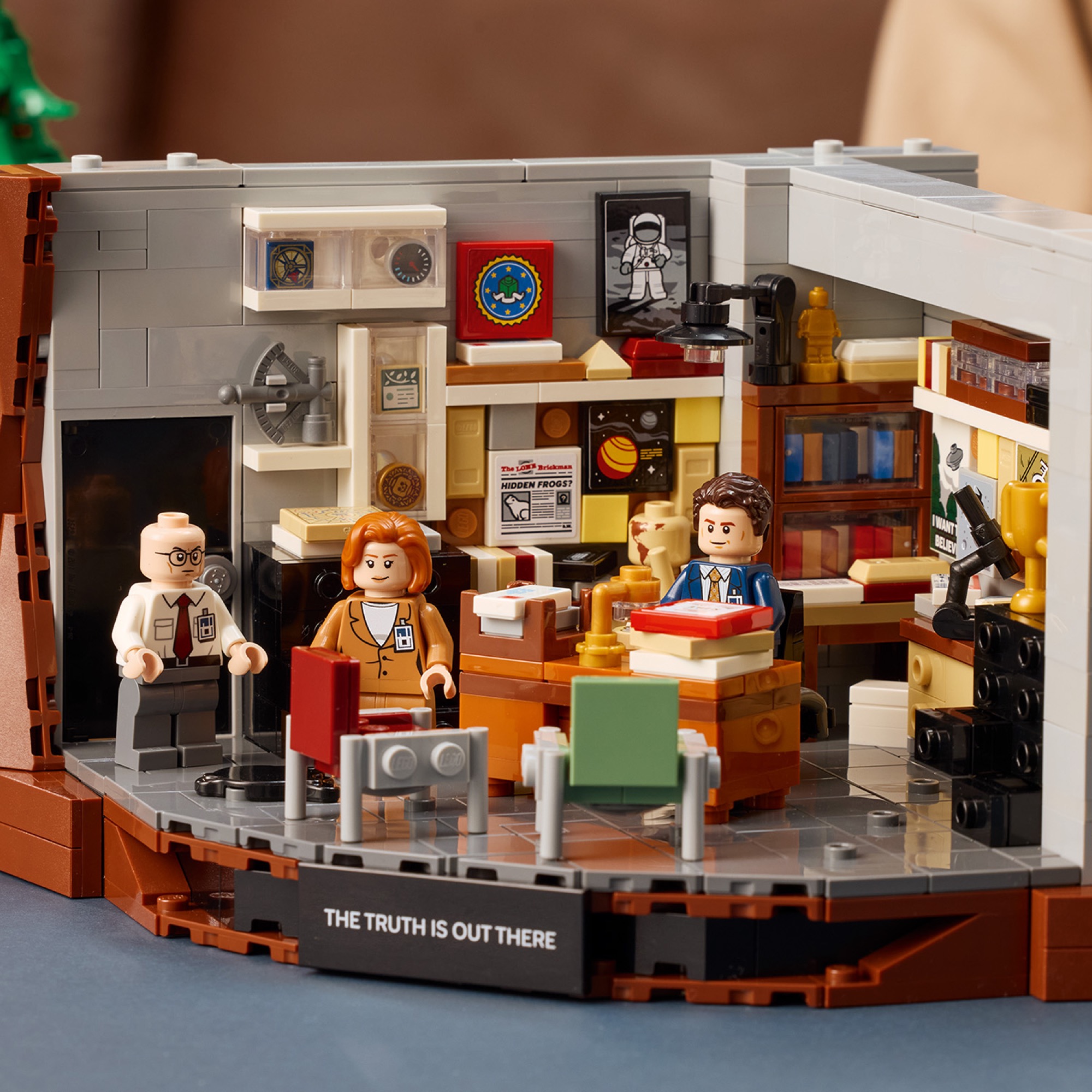 Detail Mulderovy kanceláře v setu LEGO Akta X