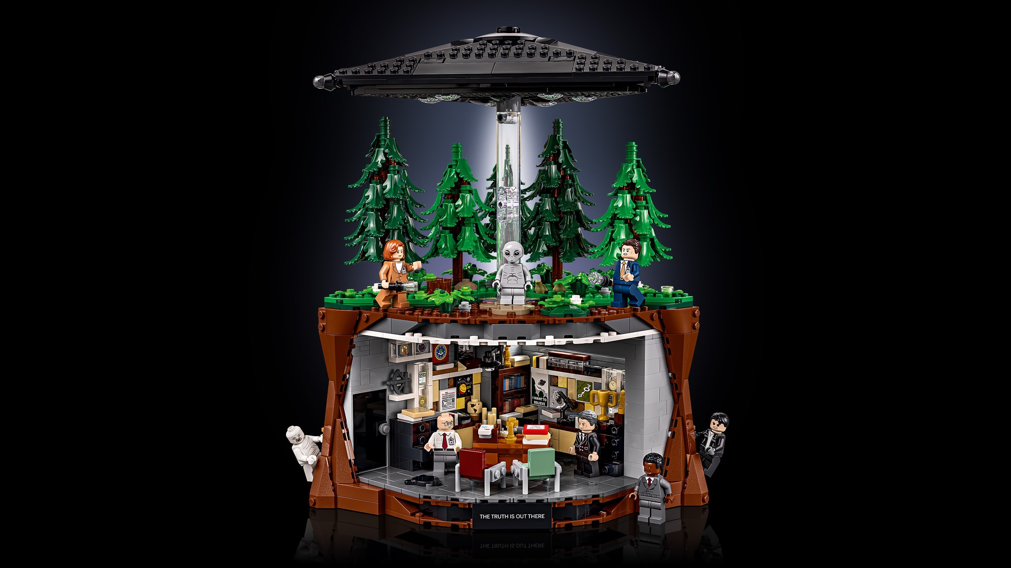 LEGO Akta X s vznášejícím se UFO a mimozemšťanem v lese