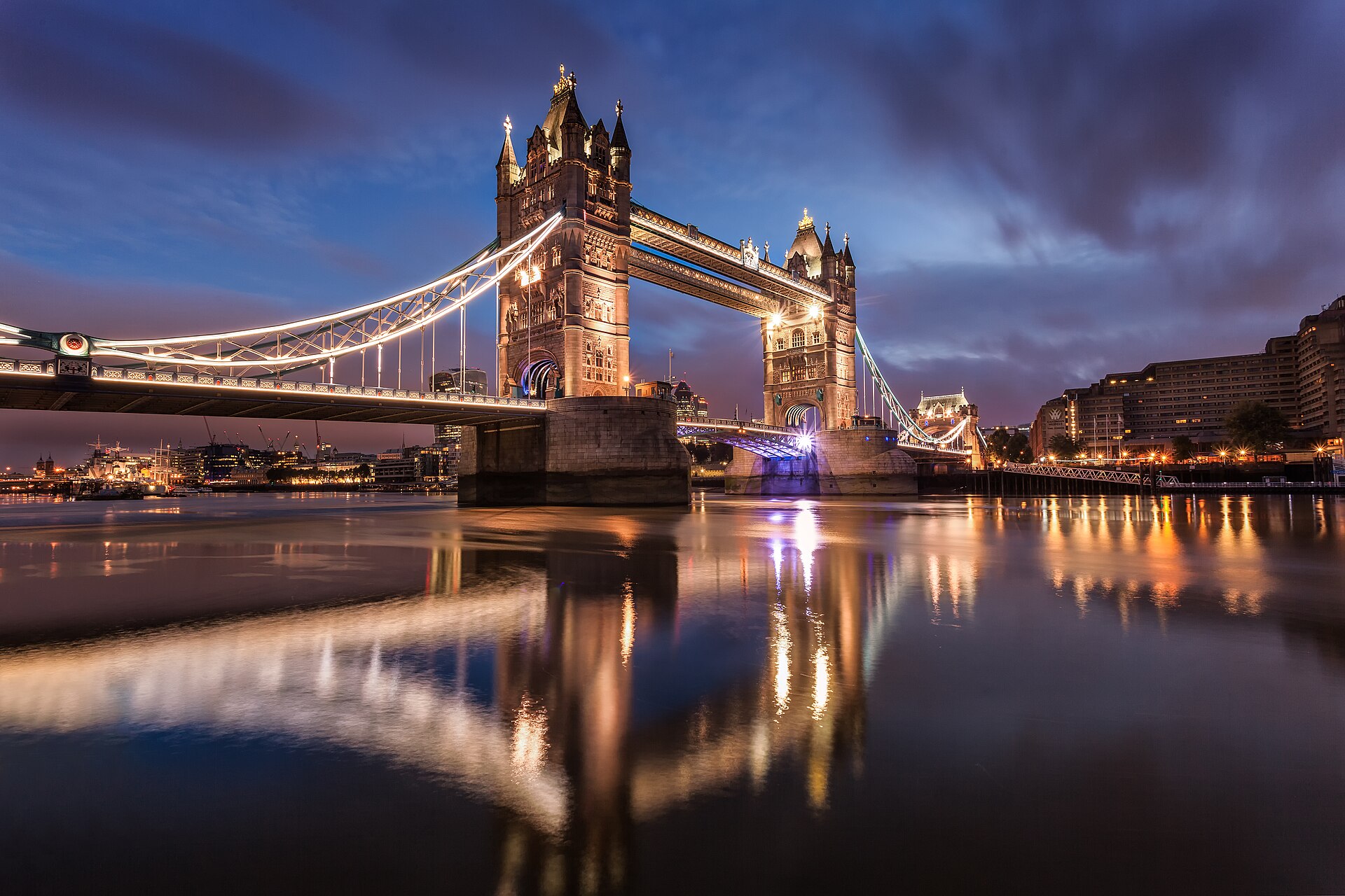 Skutečný Tower Bridge v Londýně za úsvitu