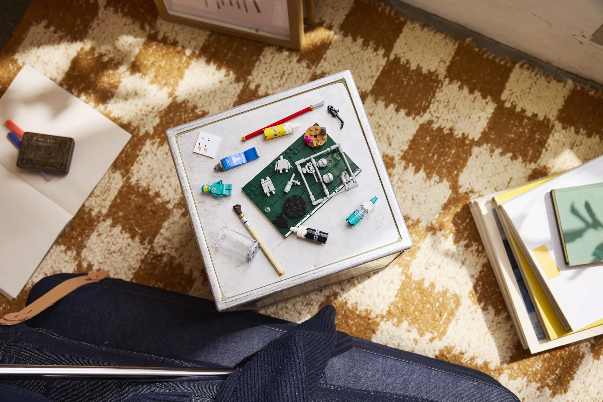 Díly setu LEGO Build, Paint and Play! rozložené před stavbou