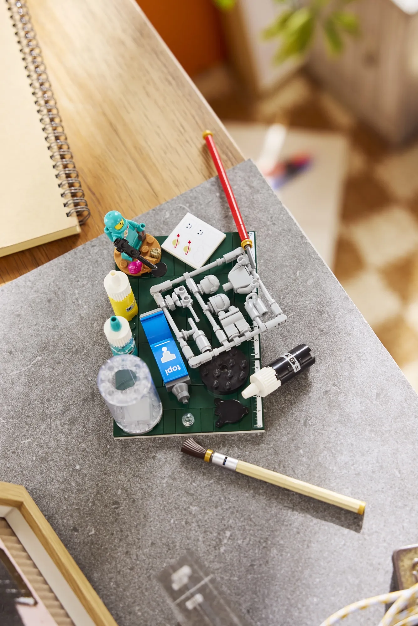 LEGO Build, Paint and Play! na pracovním stole