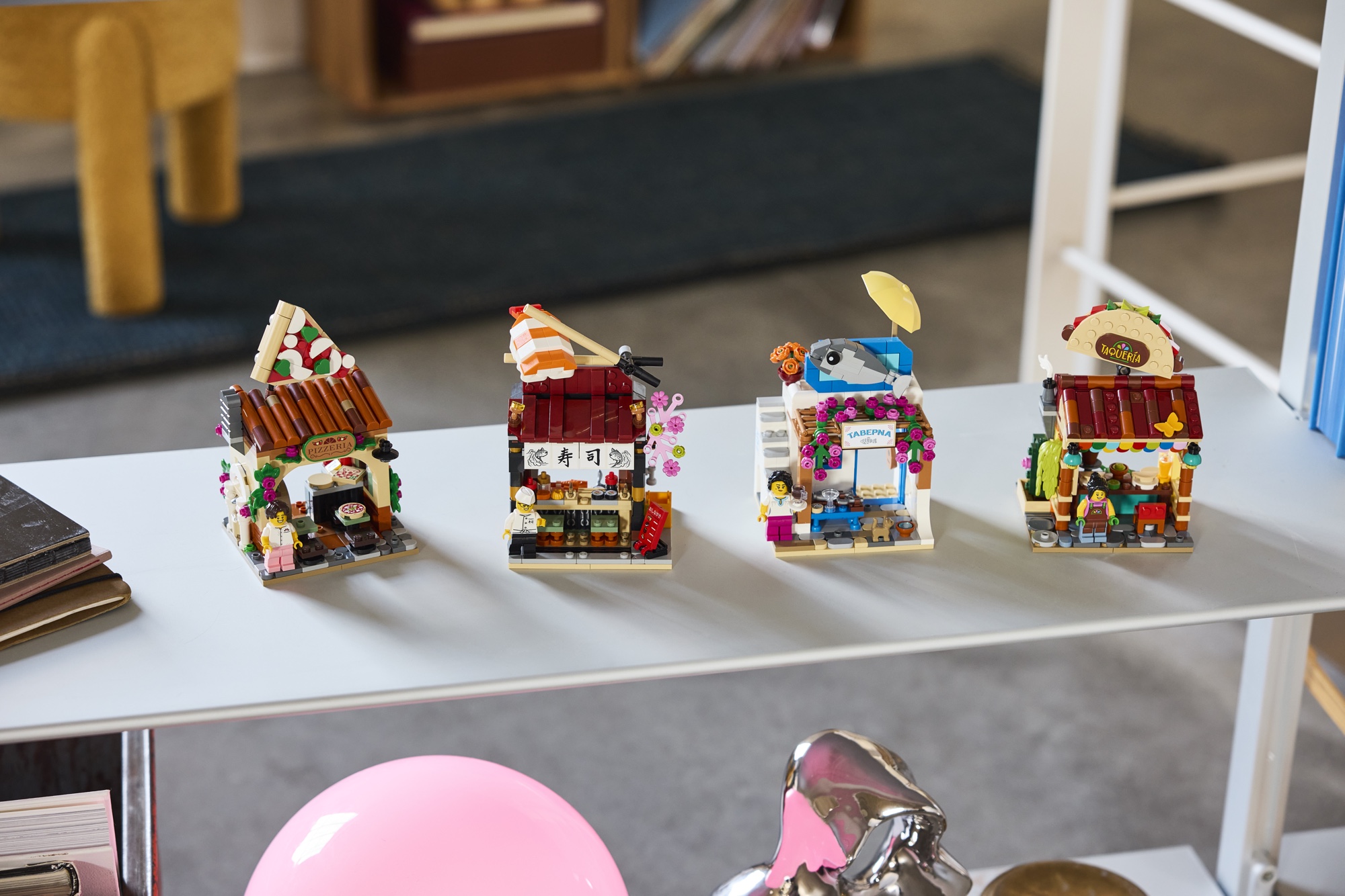 Všechny čtyři LEGO Restaurace světa vedle sebe na poličce