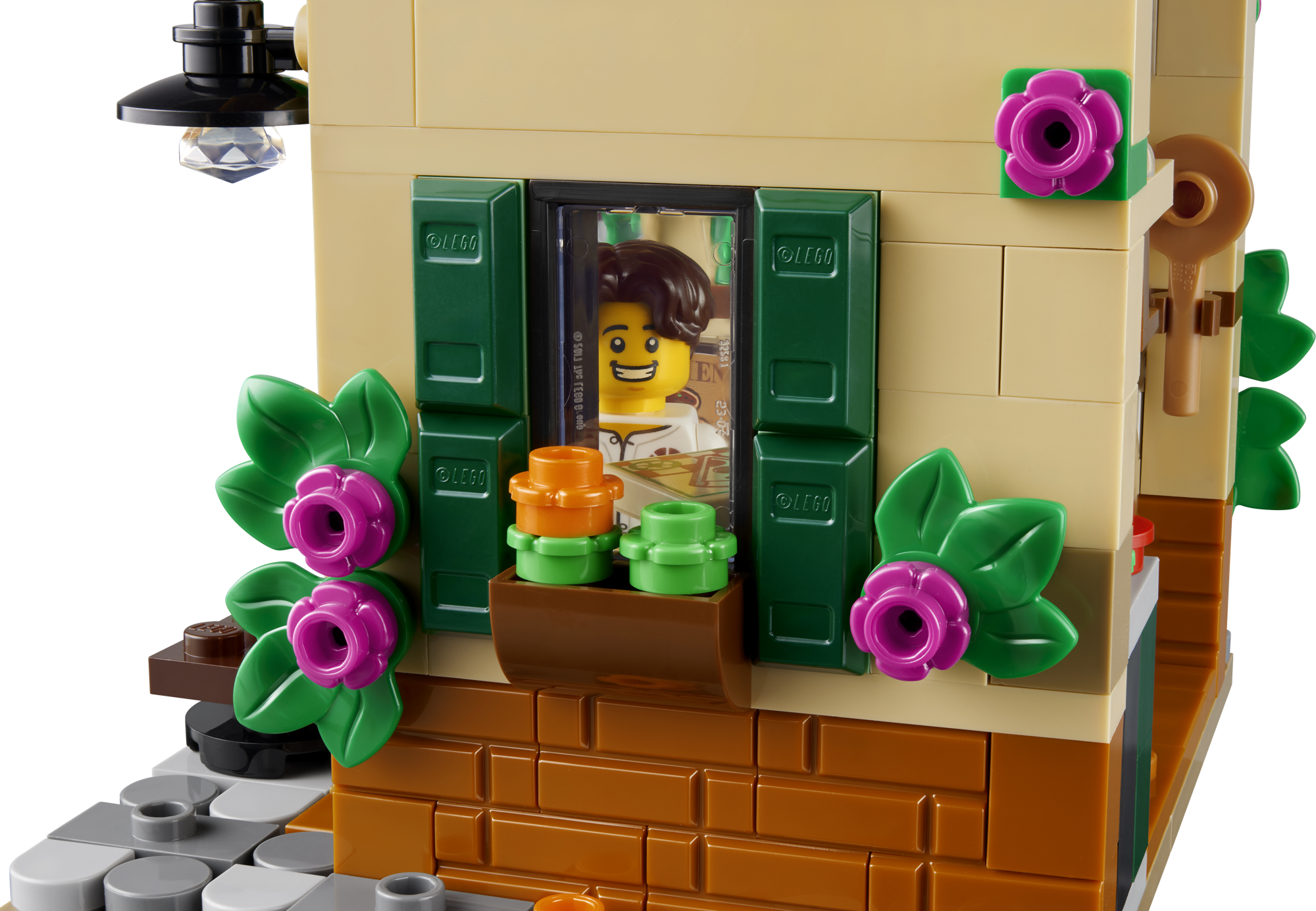 Okno se zelenými okenicemi a truhlíkem na LEGO pizzerii 40909