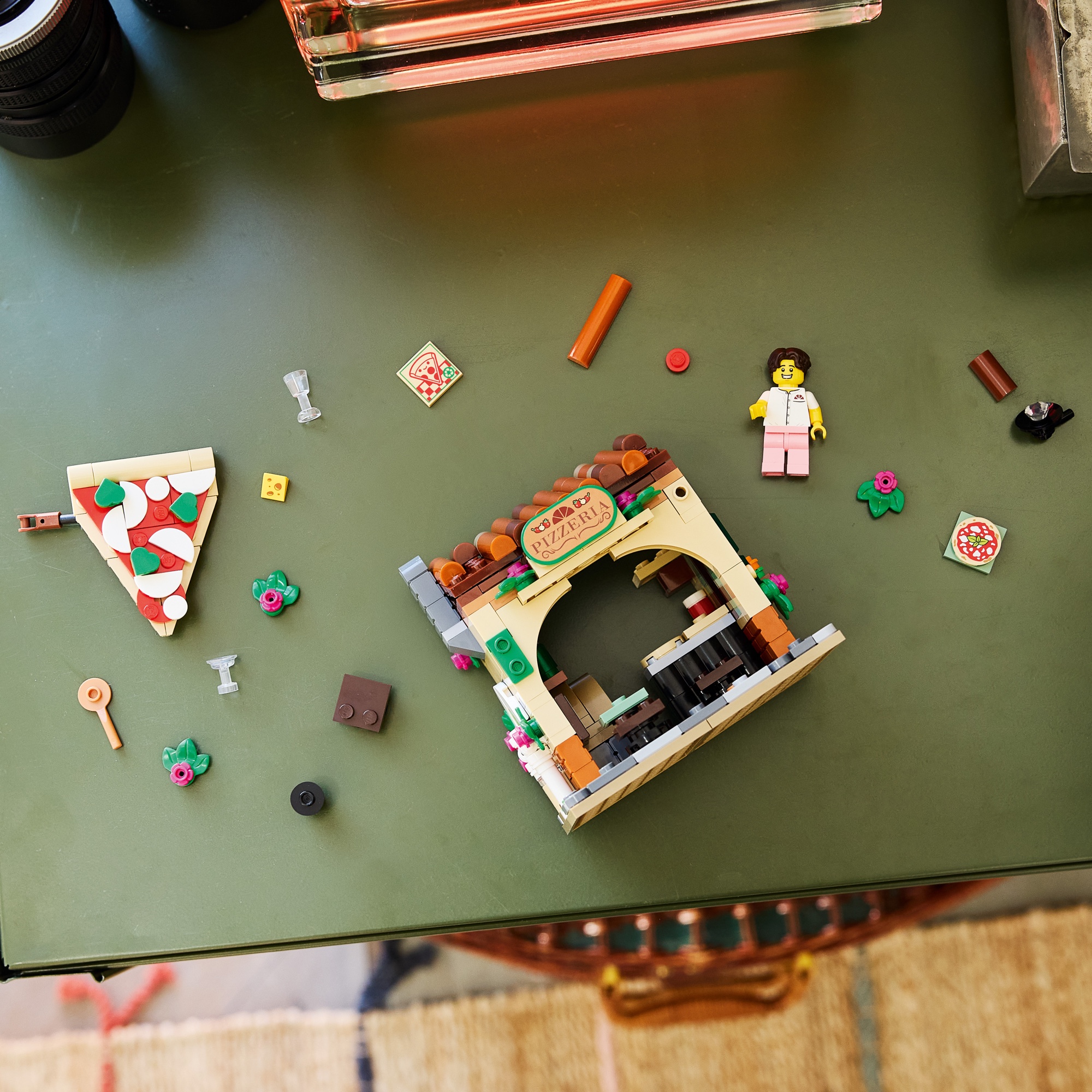 Rozestavěná LEGO pizzerie 40909 s dílky na stole