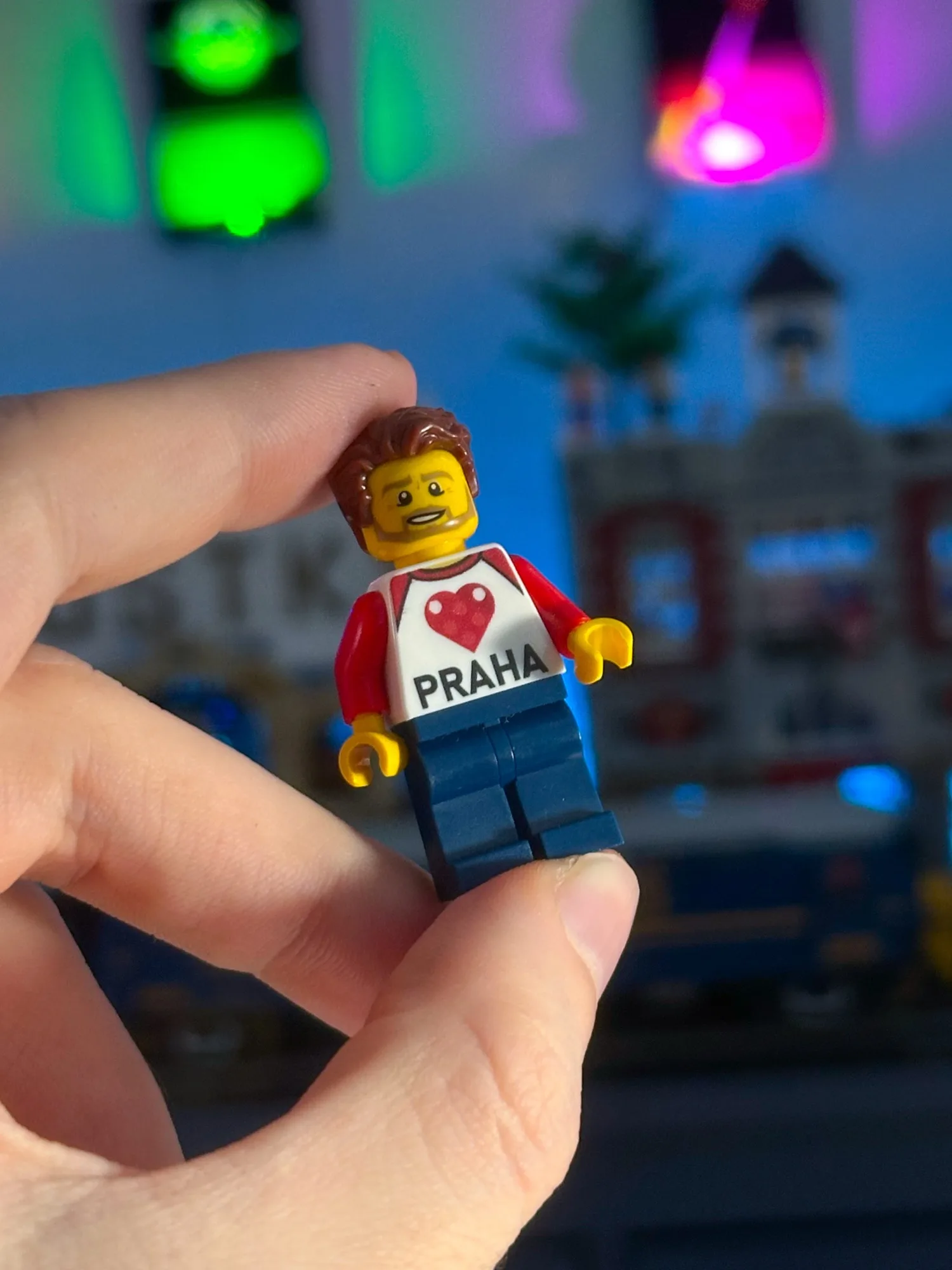 Minifigurka s potiskem I love Praha jako ukázka z Minifigure Factory v LEGO Store Praha Centrum