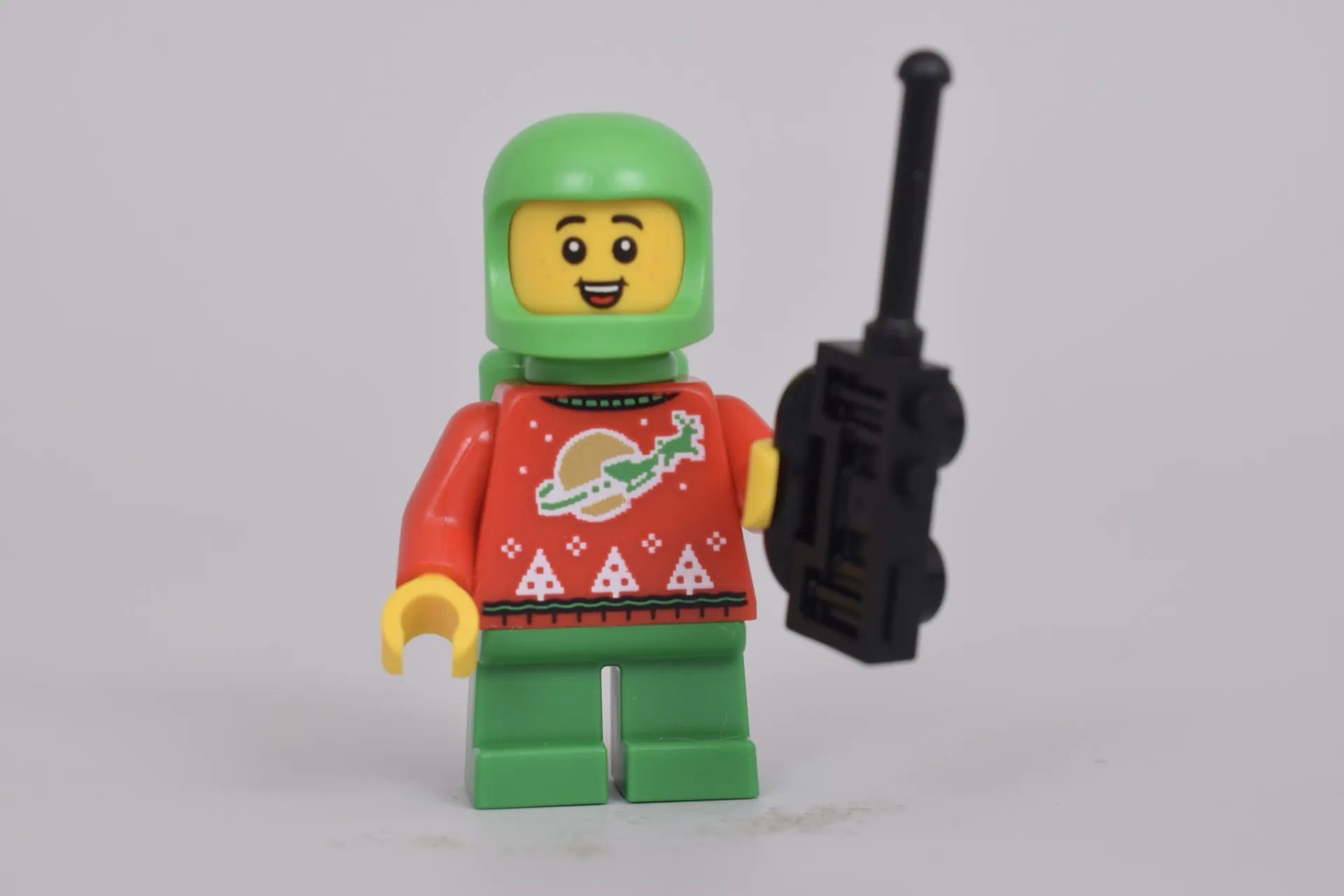 Vánoční LEGO astronaut ve svetru s jasně zelenou přilbou ze setu 41843