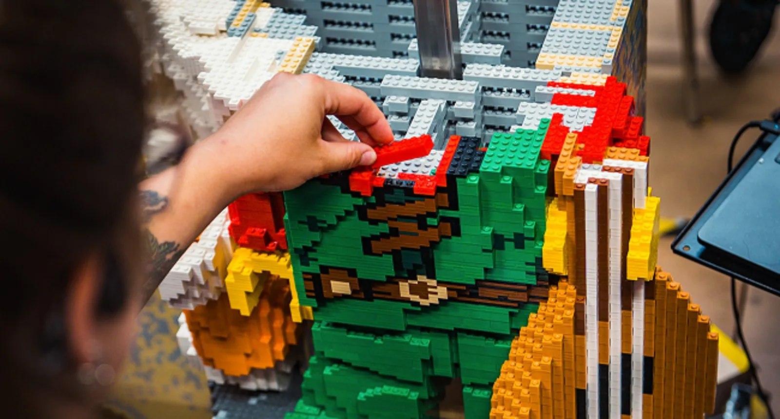 Stavba postav na orloji z kostek pro LEGO Store Praha Centrum v kladenské dílně