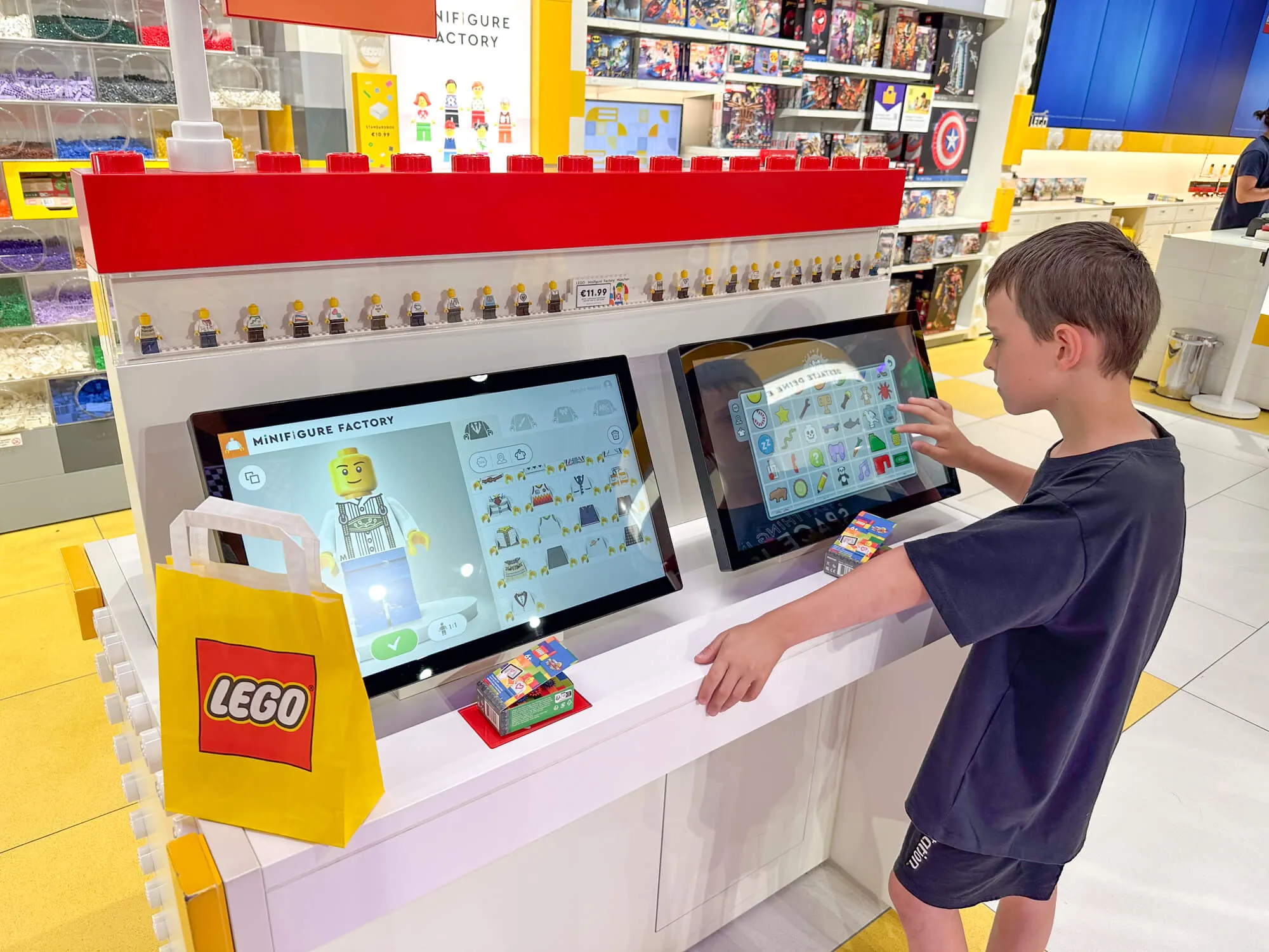 Minifigure Factory v LEGO obchodě, stejnou službu nabídne LEGO Store Praha Centrum