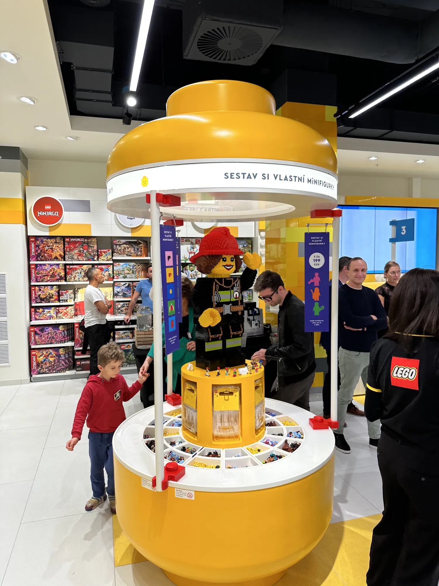 Stanice Build a Minifigure v LEGO obchodě v Praze