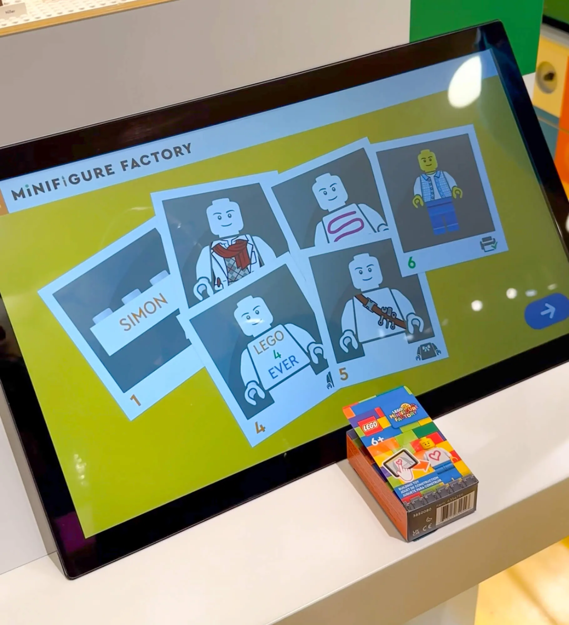 Návrh potisku minifigurky na obrazovce Minifigure Factory