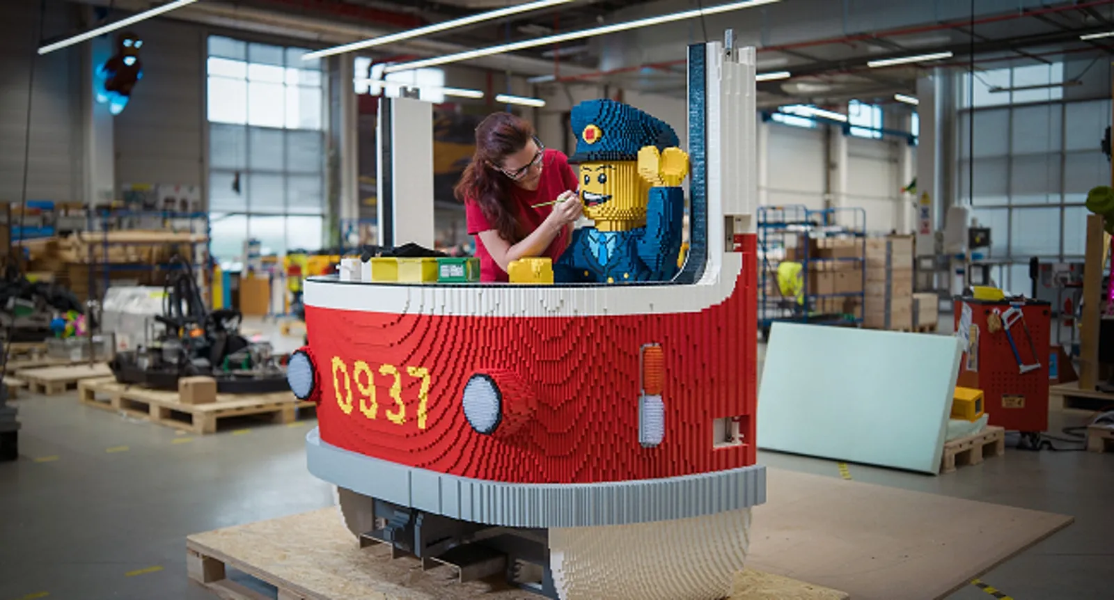 Dokončování obří LEGO tramvaje z linky 23 pro LEGO Store Praha Centrum